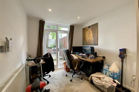 2 bedroom flat for sale, Coningham Road, London W12