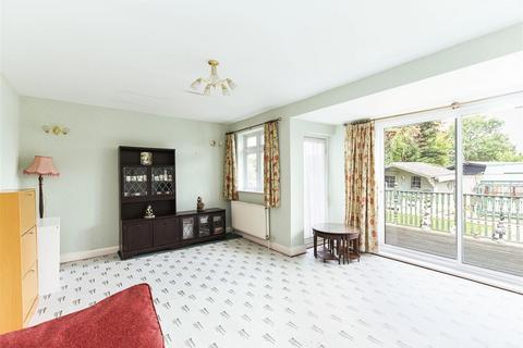 24 Rosslyn Avenue, London, E4 6DX