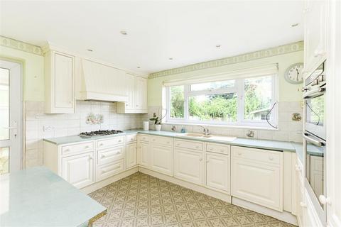 24 Rosslyn Avenue, London, E4 6DX