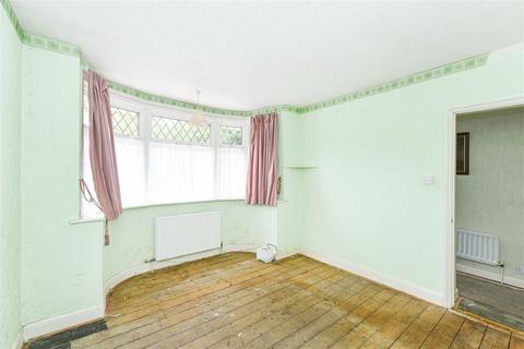 24 Rosslyn Avenue, London, E4 6DX