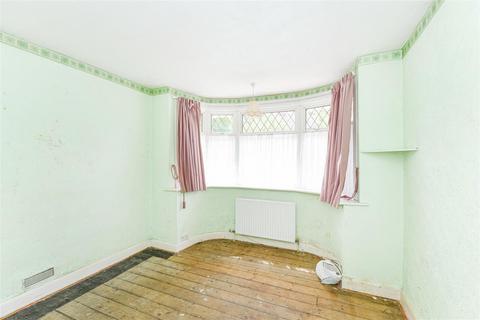 24 Rosslyn Avenue, London, E4 6DX