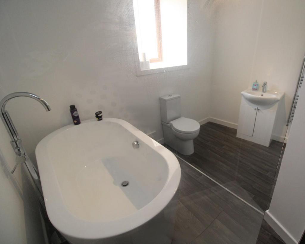Bathroom..jpg