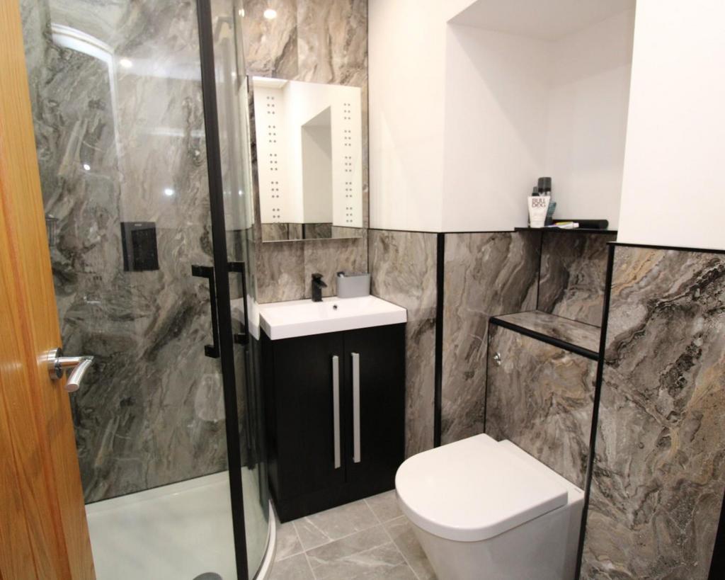 Bedroom one en suite.jpg