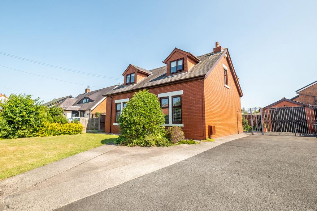 Lytham Road, Freckleton, PR4 3 bed detached house for sale £379,950