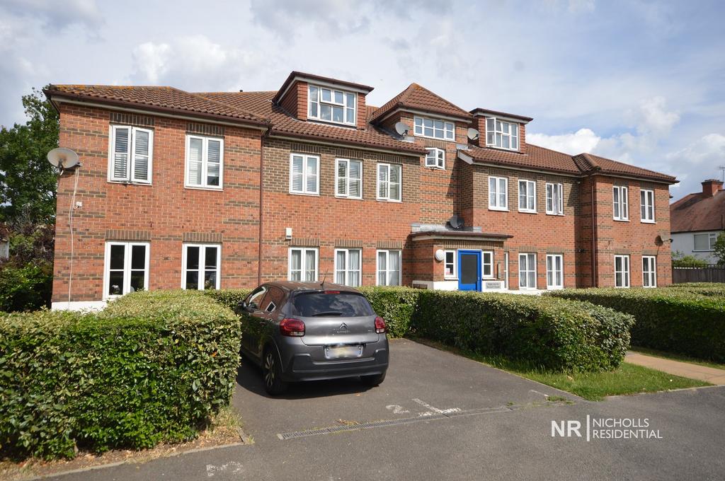 North Cheam SM3 2 bed flat to rent £1,450 pcm (£335 pw)