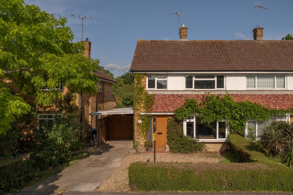 Woodside Crescent, Smallfield, Horley, Surrey, RH6 3 bed semidetached
