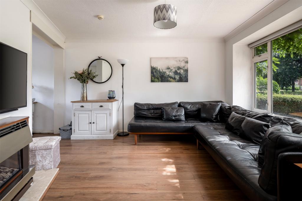 Woodside Crescent, Smallfield, Horley, Surrey, RH6 3 bed semidetached