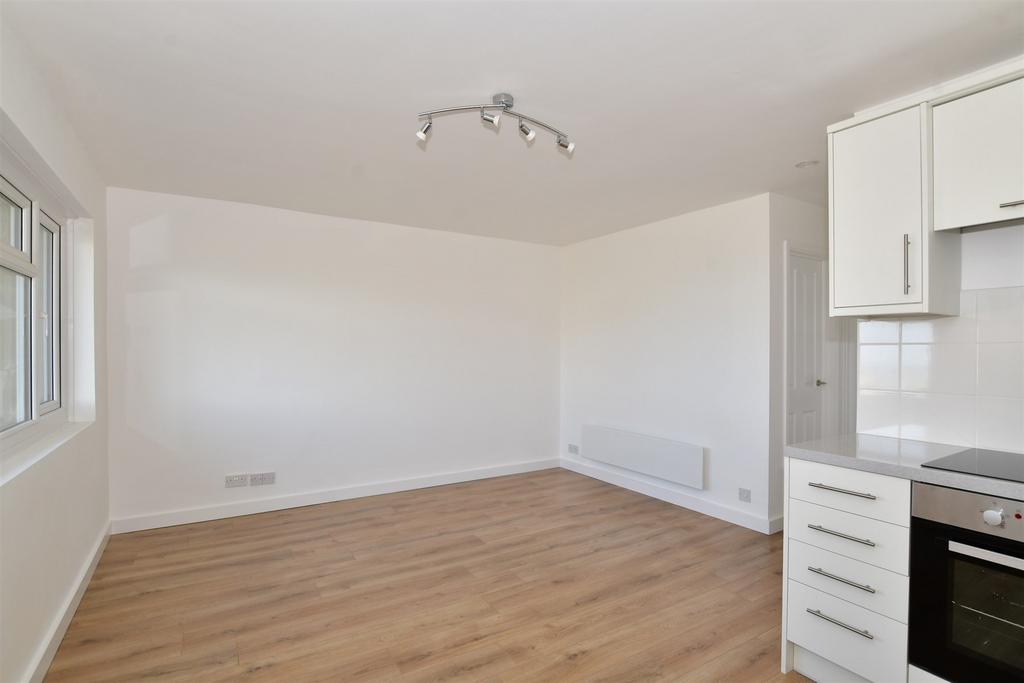 Manor Way, LeysdownOnSea... 2 bed ground floor flat £90,000
