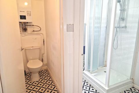 3 bedroom terraced house to rent, Robinson Road, Rushden, NN10
