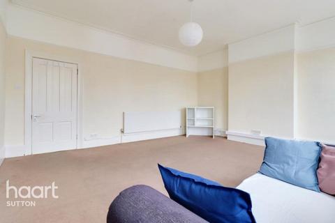 1 bedroom in a flat share to rent, High Street, Sutton