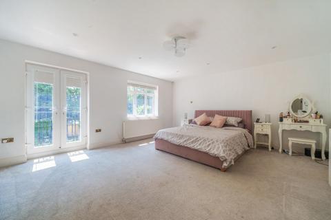 5 bedroom detached house to rent, Oakhill Road, Addlestone, Surrey, KT15