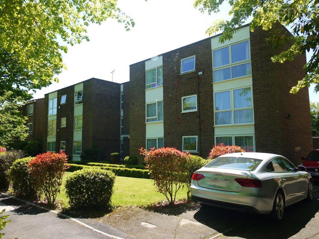 The Avenue, Hatch End HA5 2 bed flat for sale £429,950
