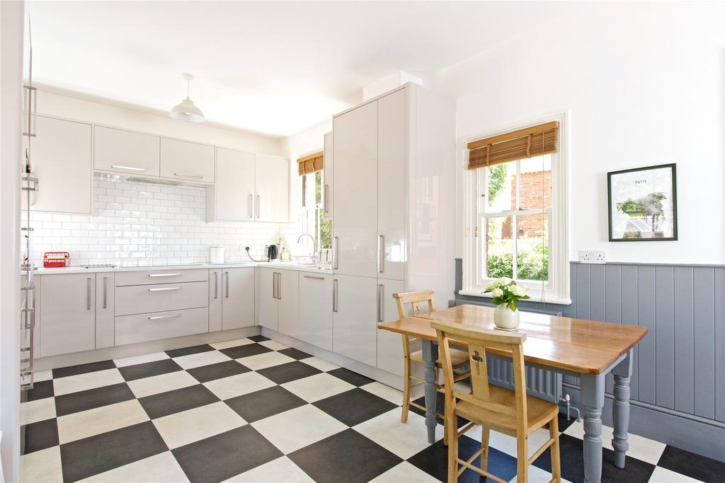 Wellingborough Road, Broughton, Kettering, Northamptonshire, NN14 5 bed