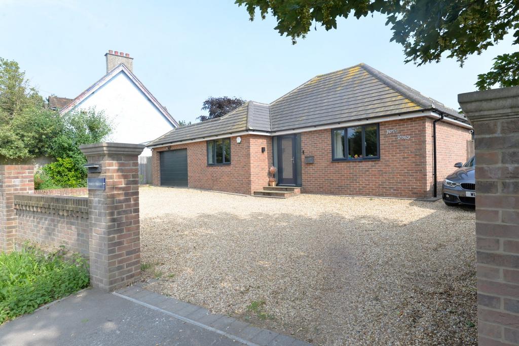 Christchurch Road, Downton, Lymington, Hampshire, SO41 4 bed bungalow