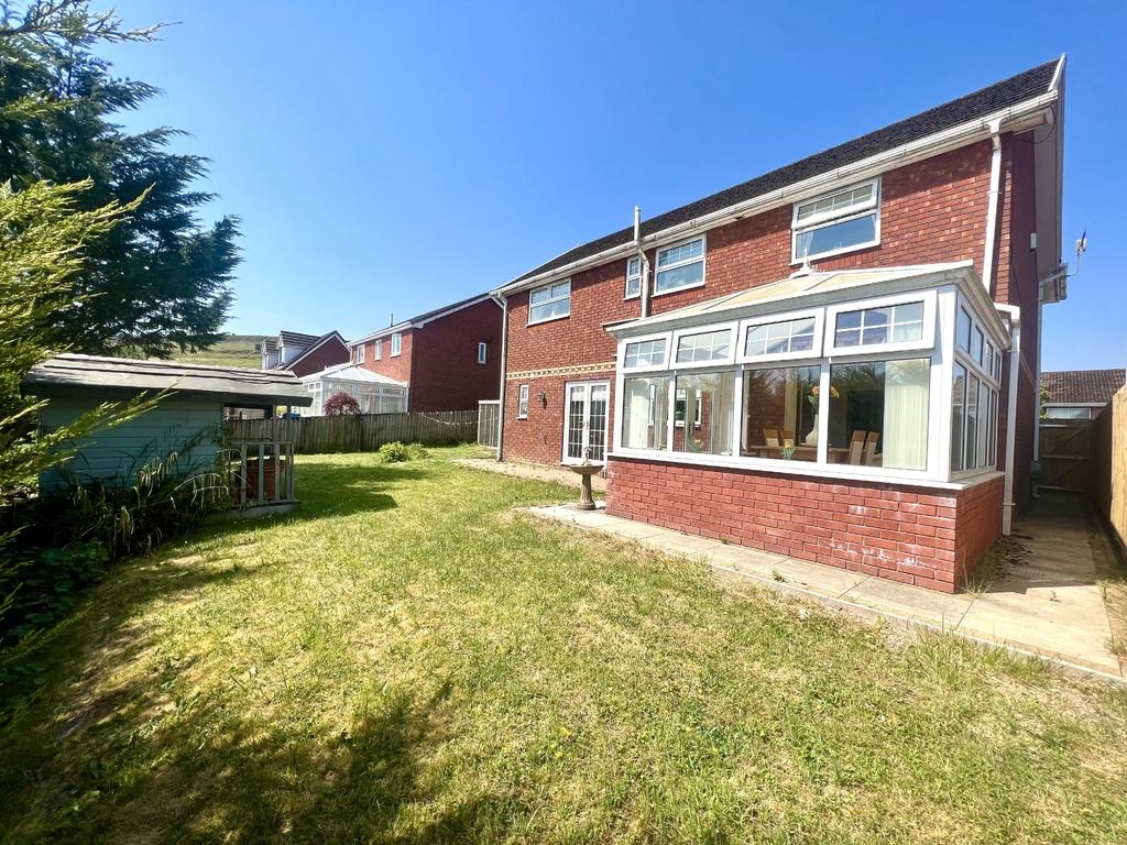 Castle Park Merthyr Tydfil Cf48 3 Bed Detached House £330 000