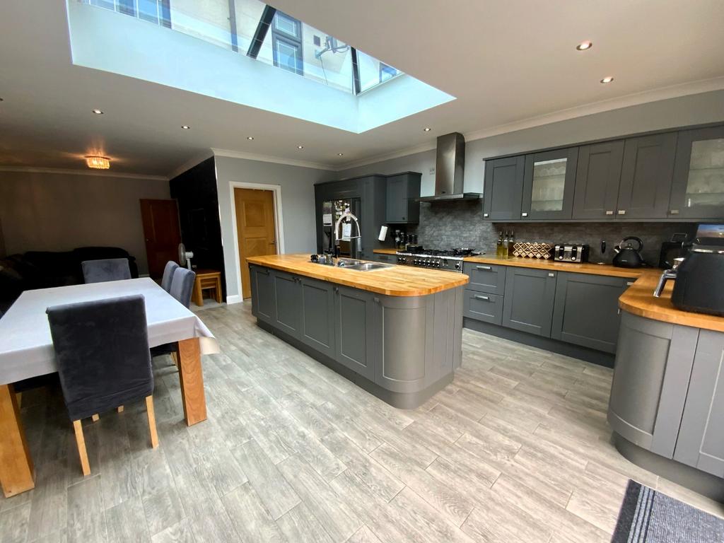 Maryport Road, Luton, Bedfordshire... 5 bed end of terrace house for