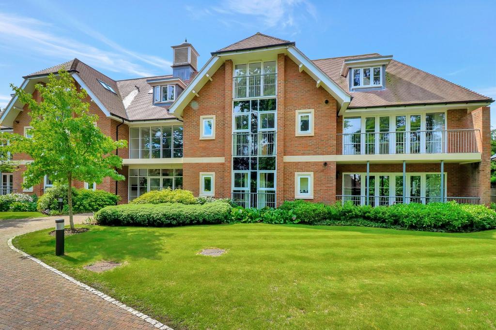 Station Road, Beaconsfield, HP9 2 bed apartment for sale £850,000