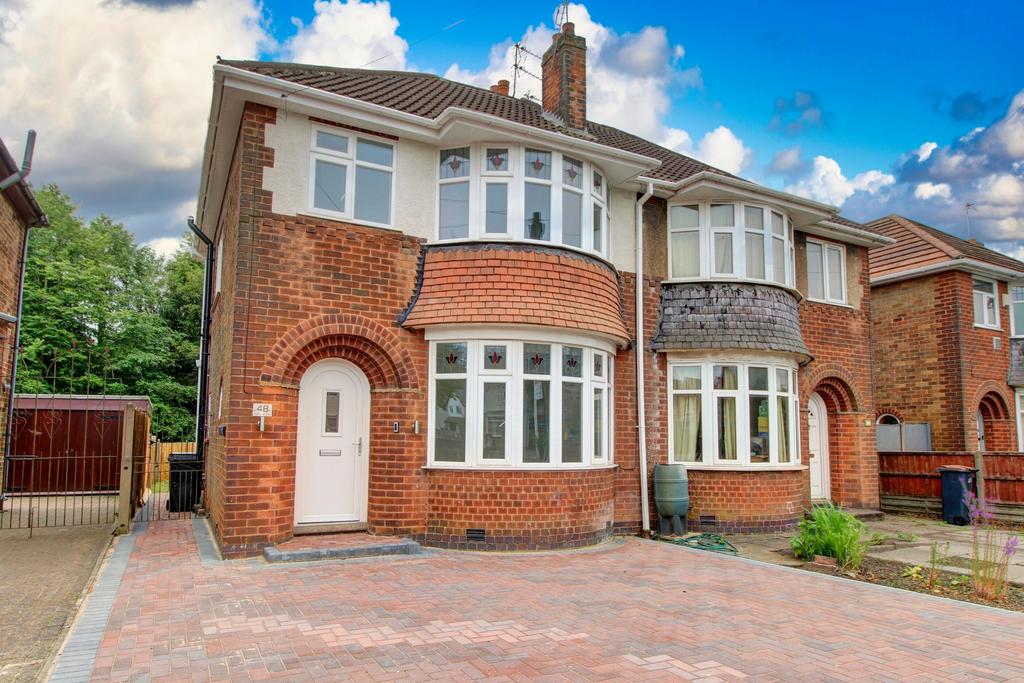 Broom Leys Road, Coalville, LE67 3 bed semidetached house for sale £