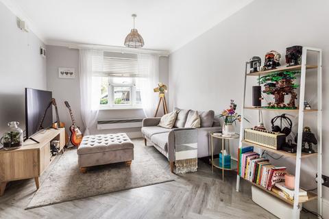 28 Adelina Mews, London, SW12 0BG