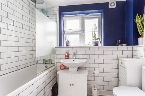 28 Adelina Mews, London, SW12 0BG