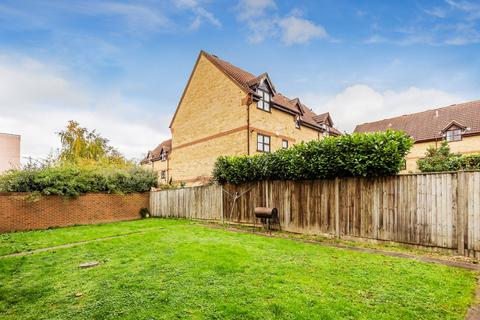 28 Adelina Mews, London, SW12 0BG