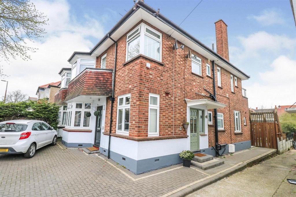 Station Road, Leighonsea, SS9 2 bed apartment for sale £385,000