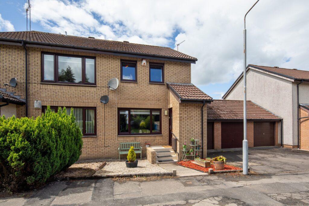 Wellmeadow Way, Newton Mearns 2 bed semidetached villa £215,000