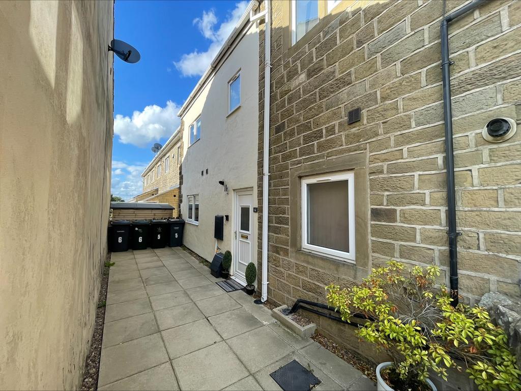 Halifax Road, Cullingworth BD13 3 bed apartment to rent £850 pcm (£