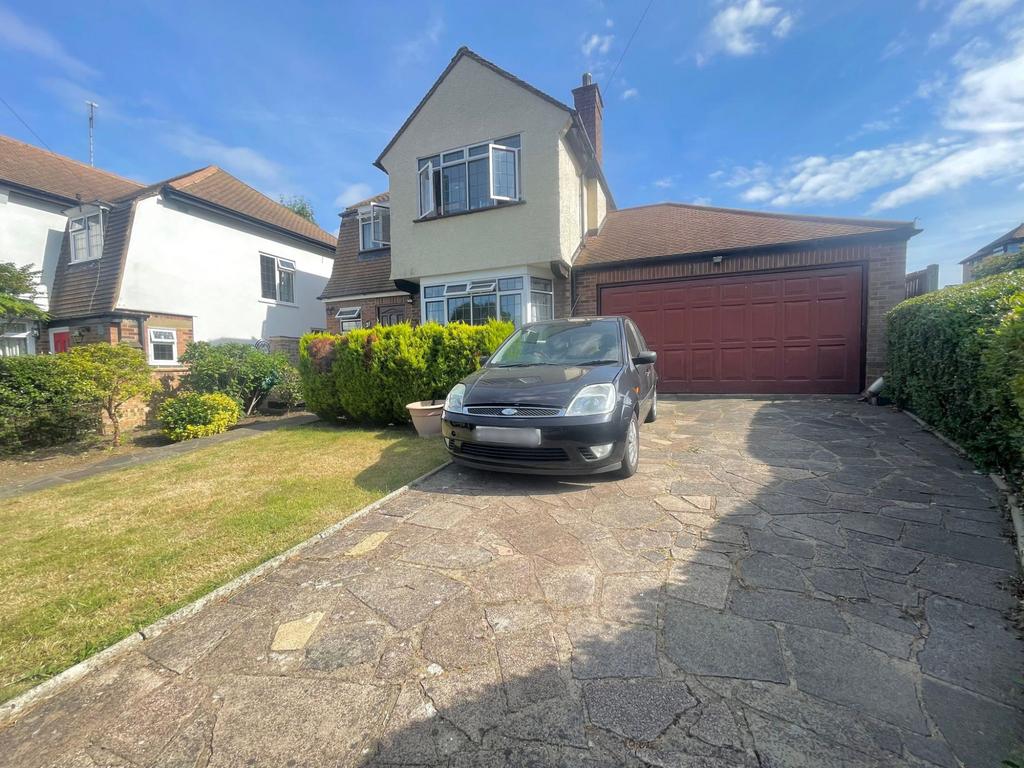 Court Drive, Uxbridge, UB10 3 bed detached house for sale £950,000