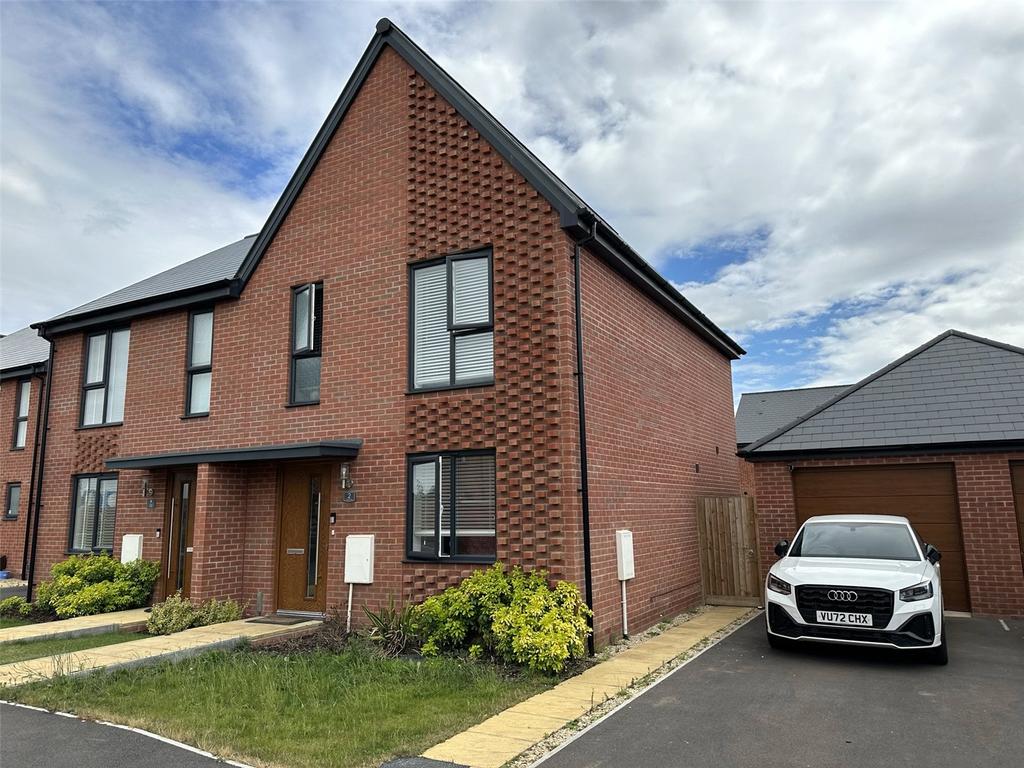 Vickers Close, Innsworth, Gloucester, GL3 3 bed semidetached house for