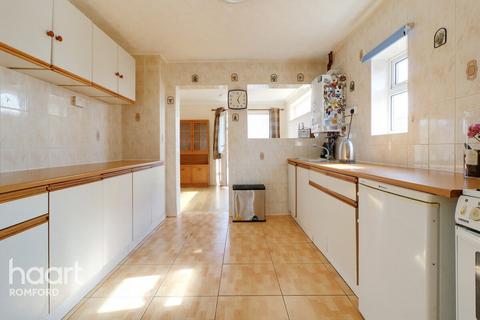 35 Garry Way, Romford, RM1 4YU