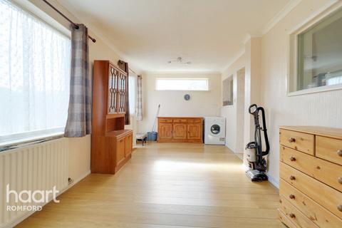 35 Garry Way, Romford, RM1 4YU