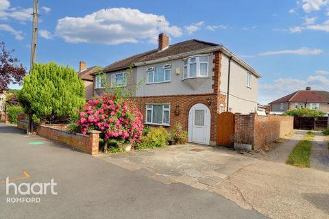 35 Garry Way, Romford, RM1 4YU