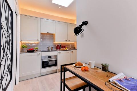 Studio to rent, 25 Linden Gardens, London W2