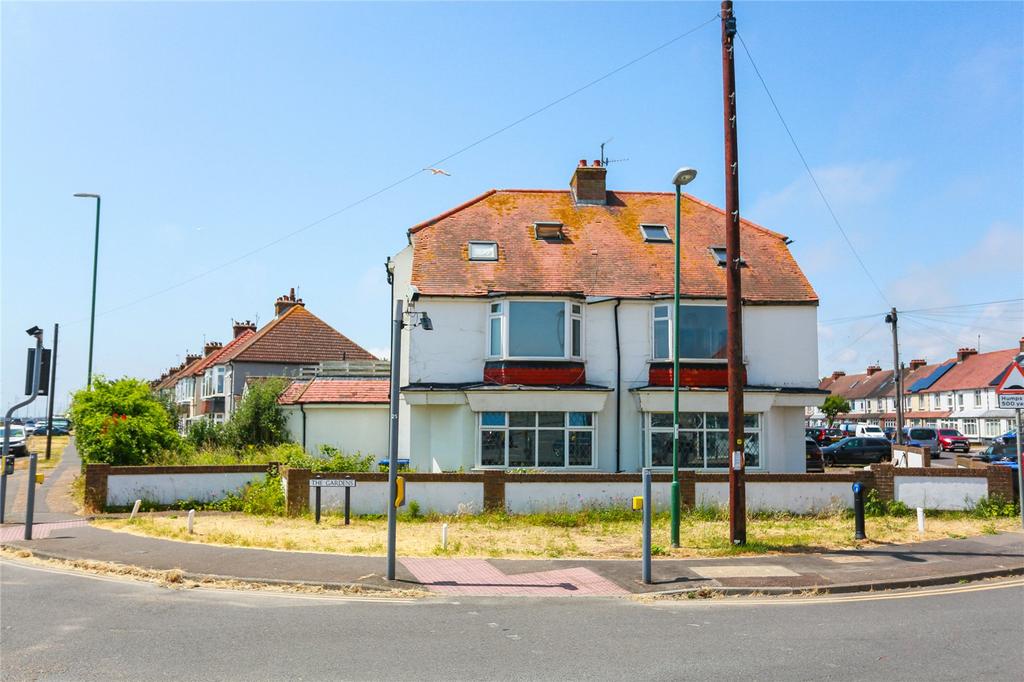 The Gardens, Southwick, BN42 3 bed apartment for sale £260,000