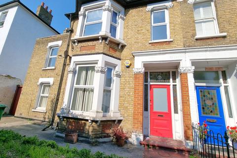 4 bedroom semi-detached house to rent, Lausanne Road, London SE15