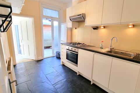 4 bedroom semi-detached house to rent, Lausanne Road, London SE15