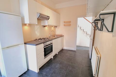 4 bedroom semi-detached house to rent, Lausanne Road, London SE15