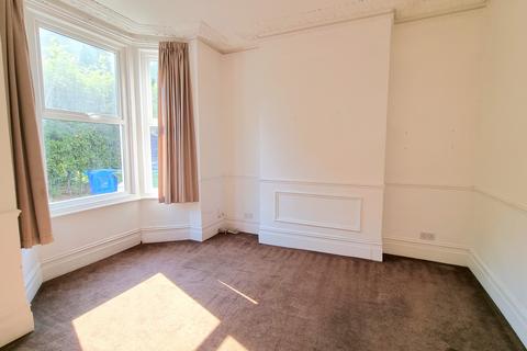 4 bedroom semi-detached house to rent, Lausanne Road, London SE15