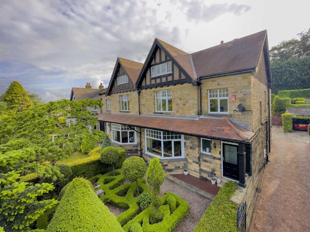 Upper Batley Low Lane, Birstall 5 bed semidetached house for sale £