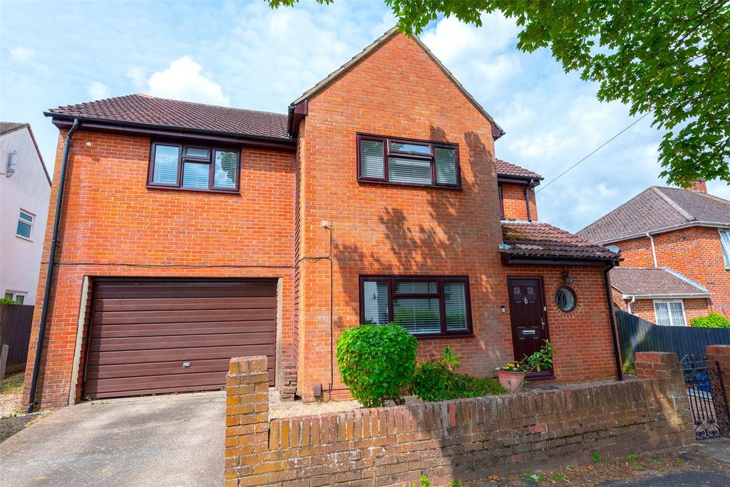 Farnborough, Hampshire GU14 4 bed detached house for sale £600,000
