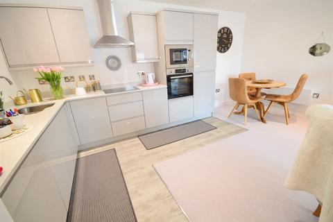 2 bedroom apartment for sale - Station Apartments, Fulwell