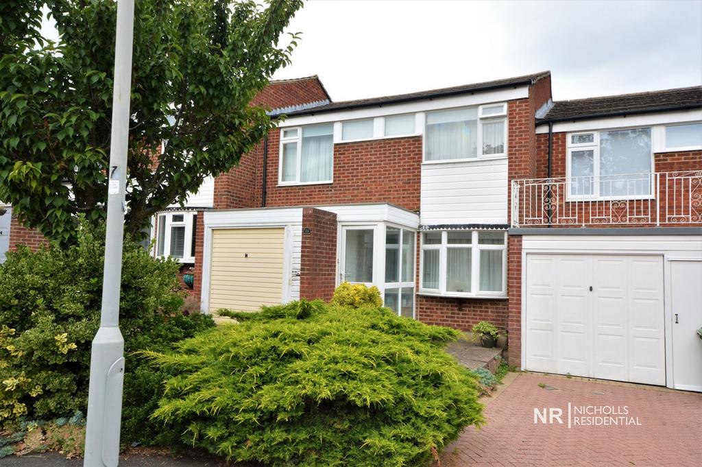 Angus Close, Chessington, Surrey. KT9 3 bed terraced house for sale £