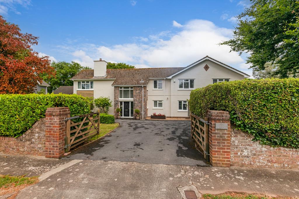 Links Close, Churston Ferrers, Brixham, Devon, TQ5 4 bed detached house