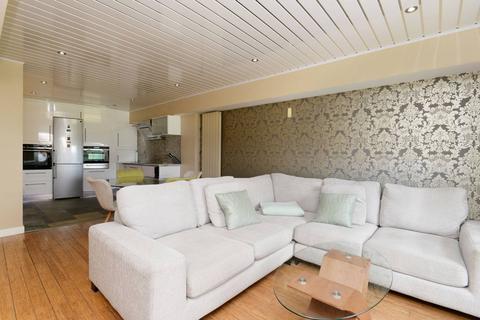 17/34 Johns Place, Edinburgh, EH6 7EN