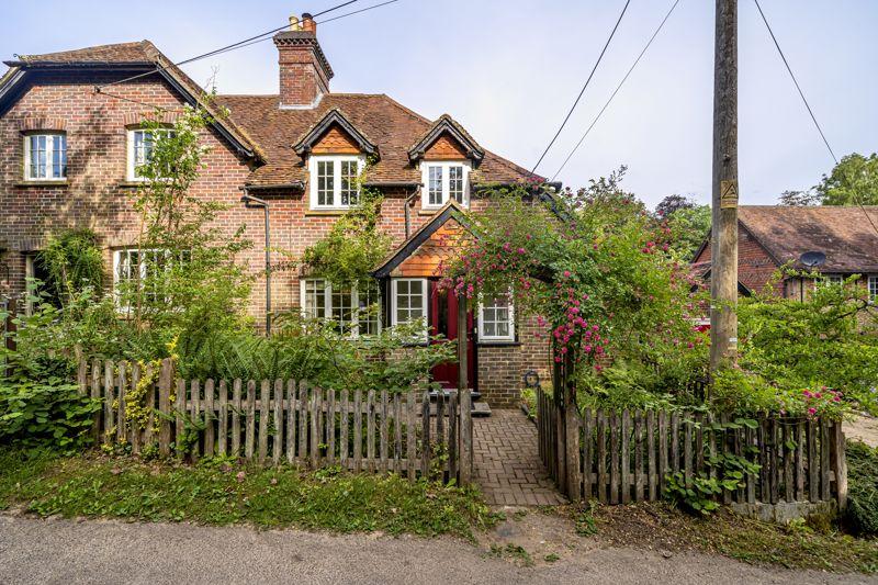Hearn Vale, Headley Down 3 bed semidetached house to rent £2,500 pcm
