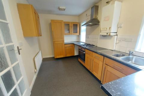 3 bedroom semi-detached house to rent, Malham Avenue, Bradford, BD9