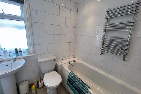 3 bedroom end of terrace house to rent, Poplar Grove, Liverpool