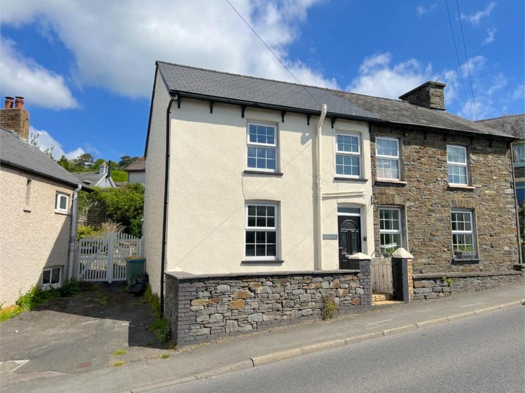 Cleveland, Pwllhobi, Llanbadarn Fawr 2 bed house for sale £179,950