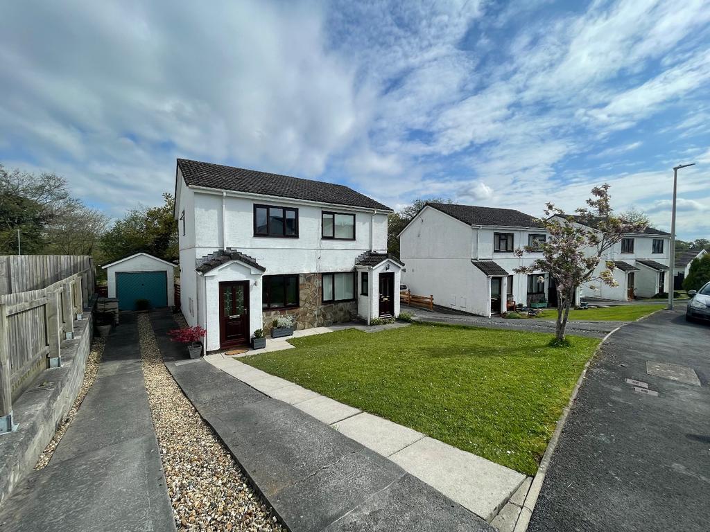 Hendre Park, Llangennech, Llanelli... 2 bed semidetached house £165,000